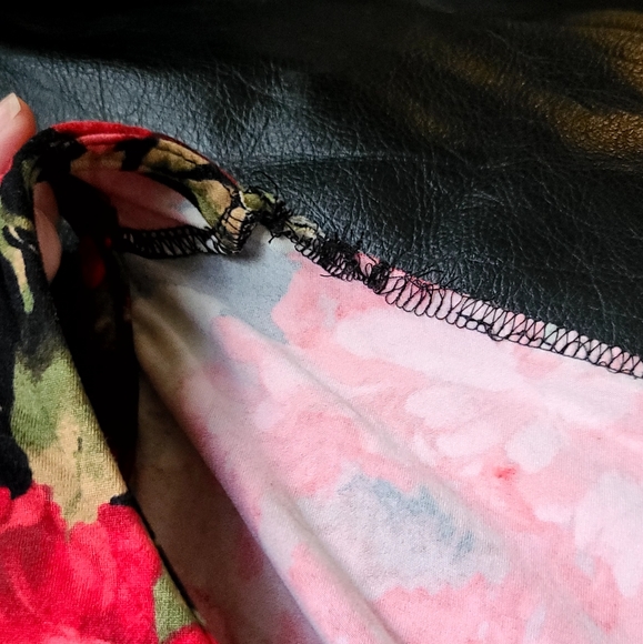 Gorgeous handmade VERY stretchy cold shoulder black rose top szS - Picture 5 of 5